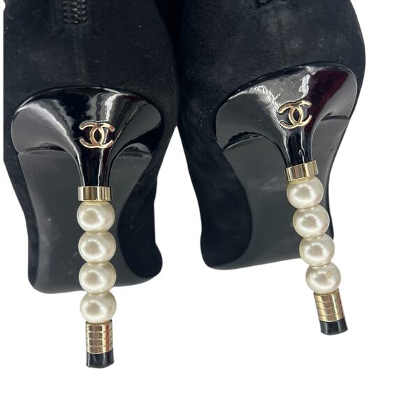 Chanel 2020 CC Suede Pearl Heel Cap Toe Logo Boots Black - Picture 10 of 16